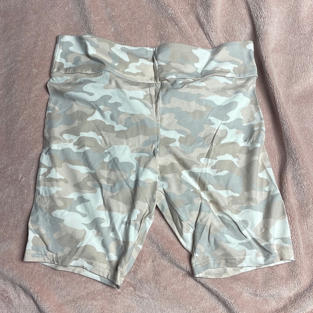 Wild fable cream and white camo biker shorts size XXL never worn.